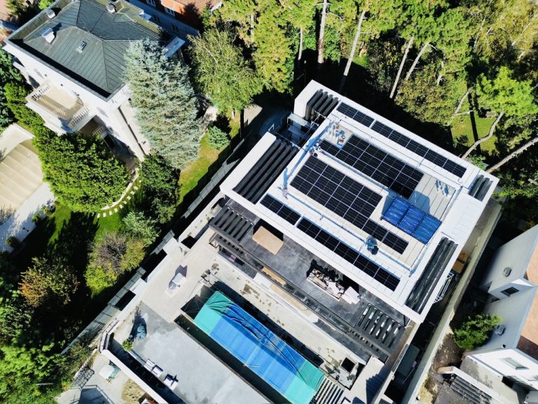 Krovna solarna elektrana snage 18 kWp na ravnom krovu vile u Puškinovoj ulici u Beogradu, izvođač Solar Enverde.