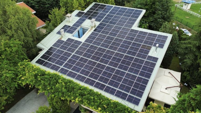 Solarna elektrana snage 70 kWp na složenom krovu objekta, izvođač Solar Enverde doo Beograd