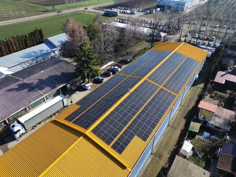 Kompanija Solar Enverde doo uspešno je realizovala još jedan kapitalni projekat u sektoru domaće industrije – projektovanje i izgradnju krovne fotonaponske elektrane za renomiranu kompaniju Capriolo doo u Bačkoj Topoli. Sistem je projektovan sa 185 kWp instalisane jednosmerne snage (DC) na krovu i 150 kW naizmenične snage (AC) na izlazu iz invertera, obezbeđujući maksimalnu energetsku efikasnost i optimizaciju proizvodnih pogona ovog poznatog domaćeg brenda.content/uploads/2026/06/1E942F38-7FDC-44B5-8B13-3567E4325794_1_105_c.jpeg