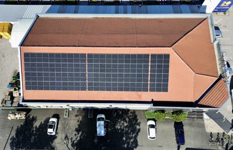 Krovna solarna elektrana 40 kWp na krovu SIM u Laćarku, izvođač Solar Enverde sa opremom FuturaSun i Sofar Solar.