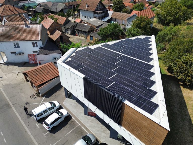 Solarna elektrana snage 50 kWp sa inverterom od 40 kW na trouglastom krovu objekta, izvođač Solar Enverde doo.